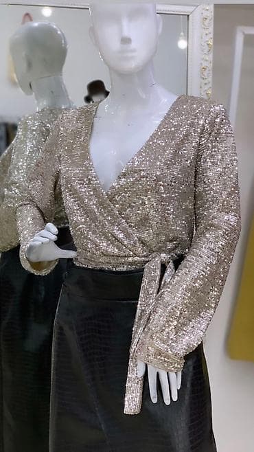 Новая дизайнерская блузка с паетками на запах с поясом в двух цветах at lalafo.kg Новая дизайнерская блузка с паетками на запах с поясом в двух цветах