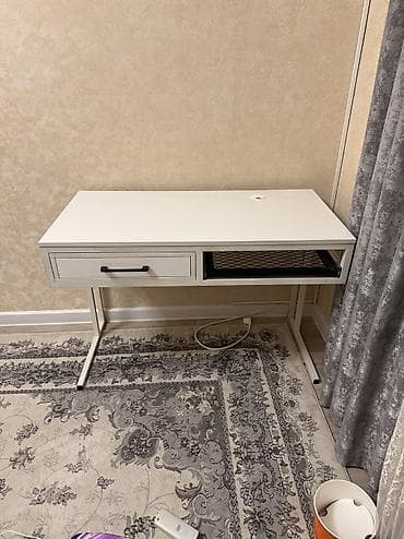 Бычуучу столдор: Продаю компьютерный стол, есть выдвижная полка и железная подставка lalafo.kg да — 2 Бычуучу столдор: Продаю компьютерный стол, есть выдвижная полка и железная подставка — 2