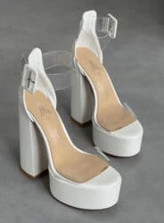 Белые женские босоножки на высокой платформе и массивном прямом at lalafo.kg Белые женские босоножки на высокой платформе и массивном прямом