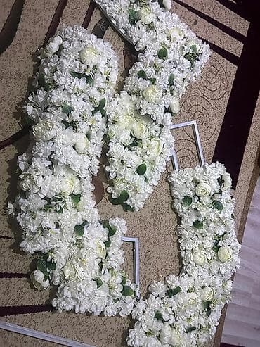 Бонбоньерки: Каркасная арка-сердце с отделкой из искусственных белых цветов. - at lalafo.kg — 2 Бонбоньерки: Каркасная арка-сердце с отделкой из искусственных белых цветов. - — 2