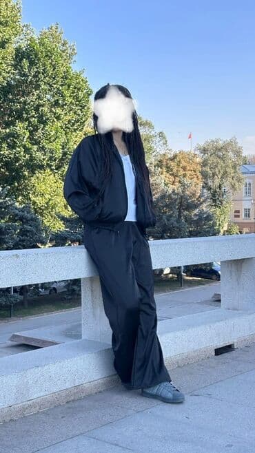 Оптом…Костюм женский из атласной ткани - Комплект: куртка-бомбер на at lalafo.kg Оптом…Костюм женский из атласной ткани - Комплект: куртка-бомбер на