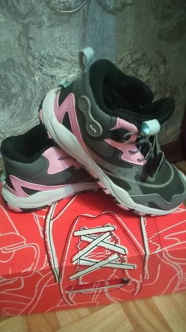 Детские зимние кроссовки Lining оригинал. Купили, ребёнок особо не at lalafo.kg Детские зимние кроссовки Lining оригинал. Купили, ребёнок особо не