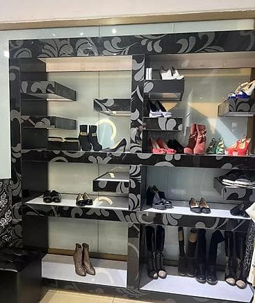 Торговый стеллаж-витрина для обуви с подсветкой - Большой настенный at lalafo.kg Торговый стеллаж-витрина для обуви с подсветкой - Большой настенный