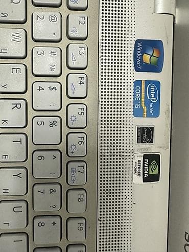 Ноутбук Sony VAIO, белый корпус с геометрическим рисунком крышки at lalafo.kg Ноутбук Sony VAIO, белый корпус с геометрическим рисунком крышки