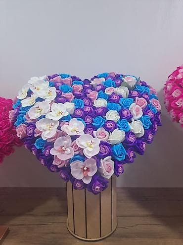 Сердце из роз на подставке - Объёмная композиция в форме сердца at lalafo.kg Сердце из роз на подставке - Объёмная композиция в форме сердца