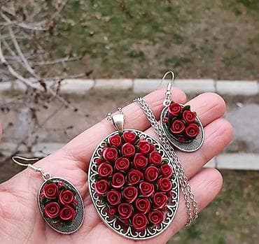 Новинка Комплекты: подвеска на цепочке, серьги, браслет; в некоторых at lalafo.kg Новинка Комплекты: подвеска на цепочке, серьги, браслет; в некоторых