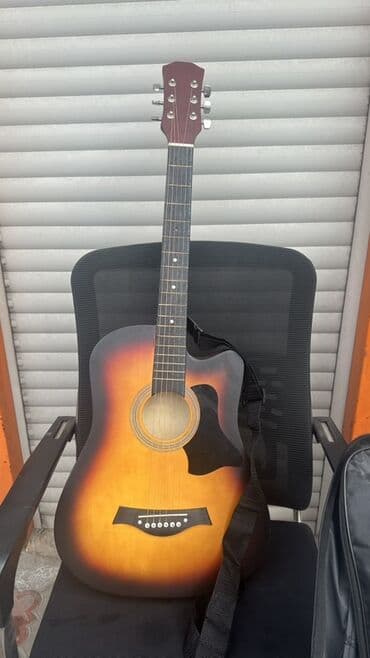 Продам Акустическую шестиструнную гитару в комплекте с чехлом и at lalafo.kg Продам Акустическую шестиструнную гитару в комплекте с чехлом и