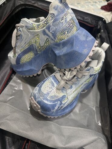 Женские кроссовки на высокой платформе с джинсовым верхом и стразами at lalafo.kg Женские кроссовки на высокой платформе с джинсовым верхом и стразами