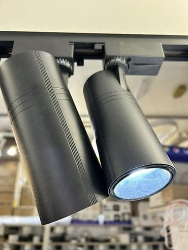 Трековые светильники-споты, цилиндрический корпус, цвет — матовый at lalafo.kg Трековые светильники-споты, цилиндрический корпус, цвет — матовый