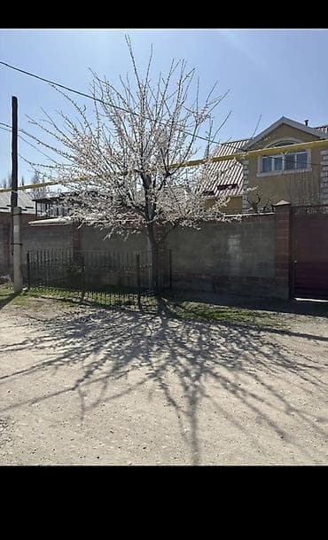 Продаётся частный дом с благоустроенным двором. - Двухэтажный жилой at lalafo.kg Продаётся частный дом с благоустроенным двором. - Двухэтажный жилой