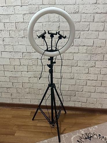 Светодиодная кольцевая лампа на штативе - Диаметр кольца: примерно at lalafo.kg Светодиодная кольцевая лампа на штативе - Диаметр кольца: примерно