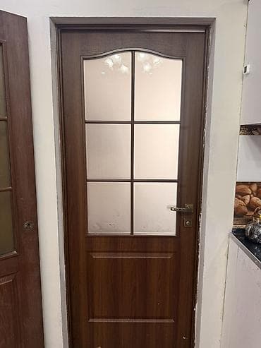 Межкомнатная дверь, Б/у, Со стеклом, Деревянная, Распашная, цвет - Коричневый at lalafo.kg Межкомнатная дверь, Б/у, Со стеклом, Деревянная, Распашная, цвет - Коричневый