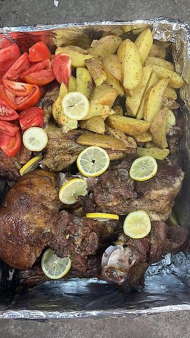 Ассорти из запечённого мяса с гарниром в одноразовом противне at lalafo.kg Ассорти из запечённого мяса с гарниром в одноразовом противне