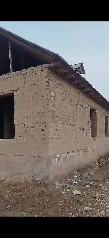 Продаётся одноэтажный дом из самана/с двускатной крышей из шиферных at lalafo.kg Продаётся одноэтажный дом из самана/с двускатной крышей из шиферных