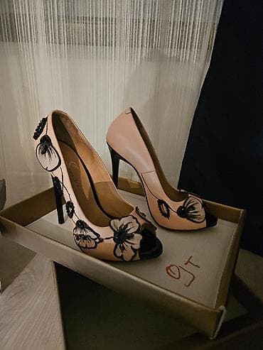 Женская обувь несколько пар на выбор. Покупала за 15 тыс продаю за 4 at lalafo.kg Женская обувь несколько пар на выбор. Покупала за 15 тыс продаю за 4