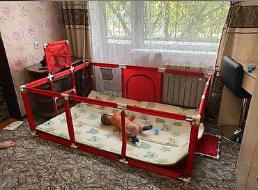 Манеж-кровать красного цвета с защитными стенками. Имеет мягкий матрас at lalafo.kg Манеж-кровать красного цвета с защитными стенками. Имеет мягкий матрас