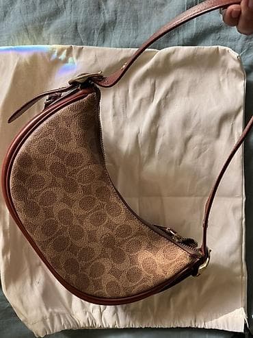 Сумка-хобо Coach Signature Jacquard Из дефектов: вмятость на at lalafo.kg Сумка-хобо Coach Signature Jacquard Из дефектов: вмятость на