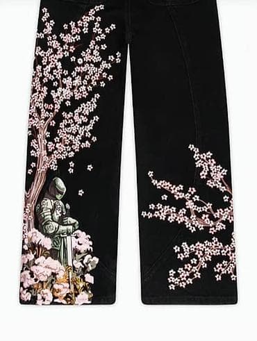 Джинсы с арт-принтом “рыцарь и сакура” - Цвет: черный - Крой at lalafo.kg Джинсы с арт-принтом “рыцарь и сакура” - Цвет: черный - Крой