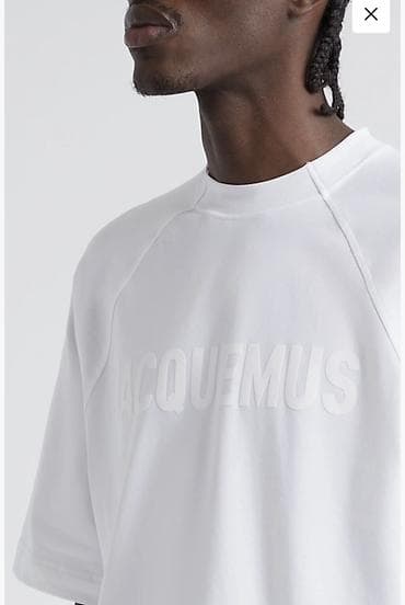 Футболка JACQUEMUS белая, мужская - Модель: свободный крой at lalafo.kg Футболка JACQUEMUS белая, мужская - Модель: свободный крой