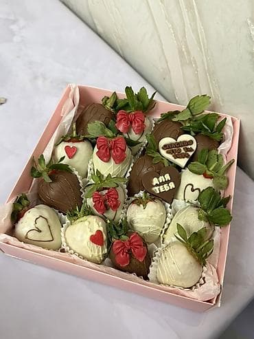 LED гирляндалар: Клубника в шоколаде — праздничные наборы в подарочных коробках. - lalafo.kg да — 3 LED гирляндалар: Клубника в шоколаде — праздничные наборы в подарочных коробках. - — 3