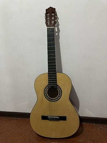 Классическая шестиструнная гитара. - Тип: акустическая, нейлоновые at lalafo.kg Классическая шестиструнная гитара. - Тип: акустическая, нейлоновые