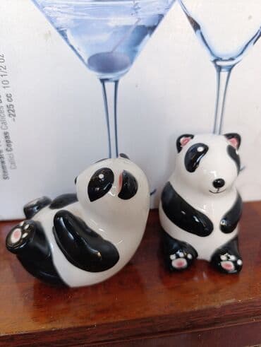 Набор из двух керамических солонок и перечниц в виде панд. Одна панда at lalafo.kg Набор из двух керамических солонок и перечниц в виде панд. Одна панда