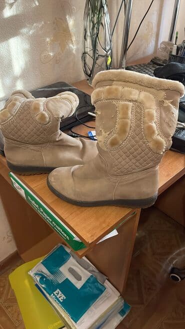 Зимние сапоги для девочки-подростка - Размер: 37 - Цвет at lalafo.kg Зимние сапоги для девочки-подростка - Размер: 37 - Цвет