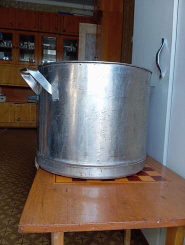 Большая кастрюля, идеально подходящая для приготовления пищи в больших at lalafo.kg Большая кастрюля, идеально подходящая для приготовления пищи в больших