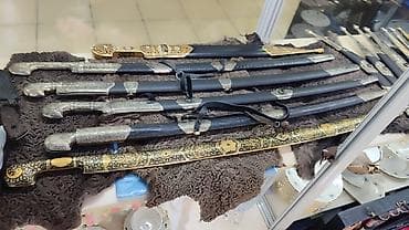 Коллекция декоративных восточных клинков в ножнах — набор из at lalafo.kg Коллекция декоративных восточных клинков в ножнах — набор из