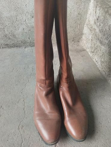 Высокие женские сапоги классического кроя - Материал верха: гладкая at lalafo.kg Высокие женские сапоги классического кроя - Материал верха: гладкая