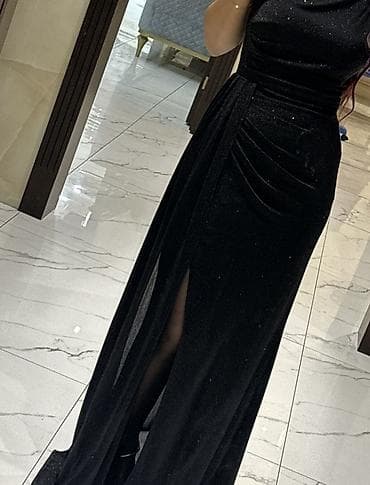 Вечернее платье в пол, черное, с легким мерцанием. Асимметричный верх at lalafo.kg Вечернее платье в пол, черное, с легким мерцанием. Асимметричный верх