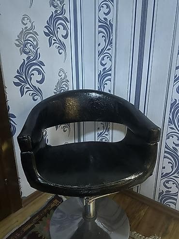 Парикмахерское кресло на металлической круглой опоре с гидравлическим at lalafo.kg Парикмахерское кресло на металлической круглой опоре с гидравлическим