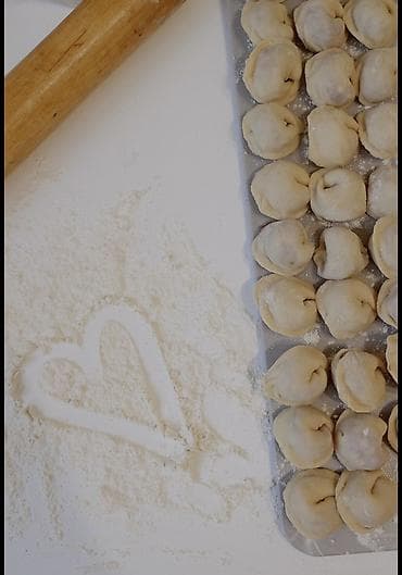 Домашние пельмени и вареники ручной лепки. - Тесто раскатывается at lalafo.kg Домашние пельмени и вареники ручной лепки. - Тесто раскатывается