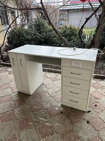 Маникюрный стол с выдвижными модулями и розеточным блоком at lalafo.kg Маникюрный стол с выдвижными модулями и розеточным блоком