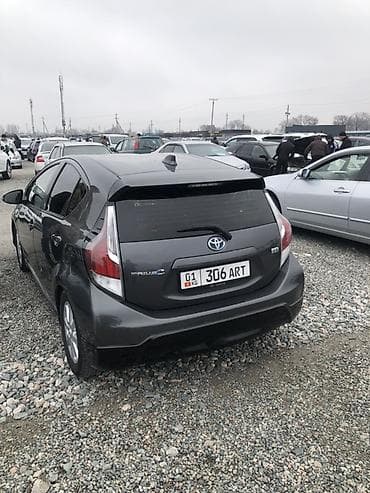 Toyota Prius C: 2017 г., 1.5 л, Автомат, Гибрид, Хэтчбэк at lalafo.kg Toyota Prius C: 2017 г., 1.5 л, Автомат, Гибрид, Хэтчбэк