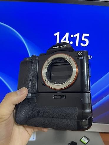 Беззеркальная цифровая камера Sony Alpha a7S в комплекте с батарейным at lalafo.kg Беззеркальная цифровая камера Sony Alpha a7S в комплекте с батарейным