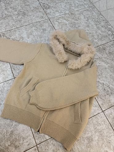 Көйнөктөр: Бежевая вязаная кофта/худи на молнии с капюшоном и искусственным мехом lalafo.kg да — 1 Көйнөктөр: Бежевая вязаная кофта/худи на молнии с капюшоном и искусственным мехом — 1