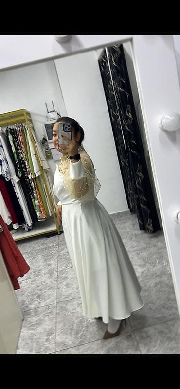 Платье миди молочного цвета с эффектом кроя «по косой» и расклёшенной at lalafo.kg Платье миди молочного цвета с эффектом кроя «по косой» и расклёшенной