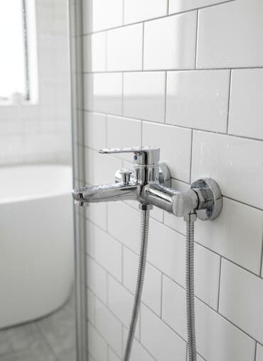 Смеситель для ванны/душа, однорычажный, настенный. Особенности: - at lalafo.kg Смеситель для ванны/душа, однорычажный, настенный. Особенности: -