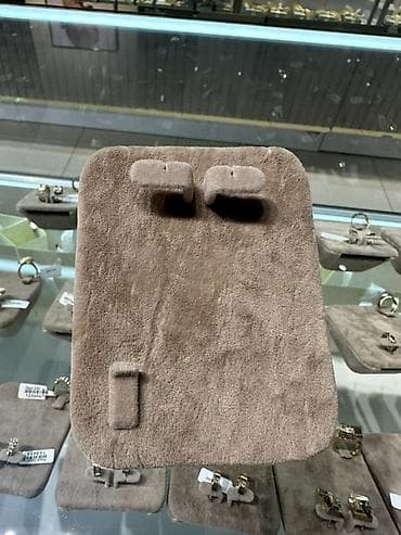 Подставка-витрина для серег и колец - Материал: мягкий ворсовый at lalafo.kg Подставка-витрина для серег и колец - Материал: мягкий ворсовый