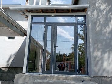 Алюминиевая входная группа с остеклением - Материал профиля at lalafo.kg Алюминиевая входная группа с остеклением - Материал профиля