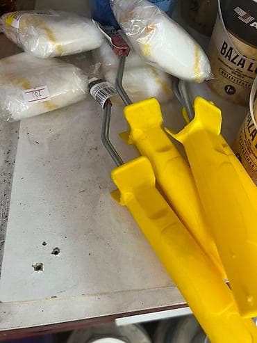Ручка для малярного валика с яркой желтой пластиковой рукояткой at lalafo.kg Ручка для малярного валика с яркой желтой пластиковой рукояткой