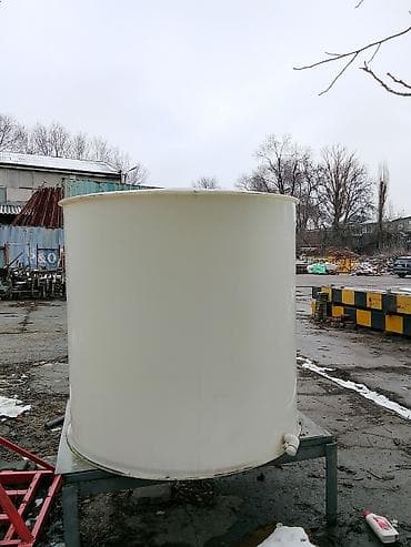 Пластиковая цилиндрическая емкость для воды/технических жидкостей at lalafo.kg Пластиковая цилиндрическая емкость для воды/технических жидкостей