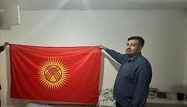 Флаг Кыргызстана - Классический красный флаг с жёлтым солнцем и at lalafo.kg Флаг Кыргызстана - Классический красный флаг с жёлтым солнцем и