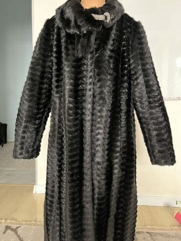 Длинная женская шуба из тёмного меха с фактурным поперечным рисунком at lalafo.kg Длинная женская шуба из тёмного меха с фактурным поперечным рисунком