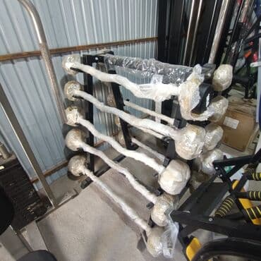 Набор фиксированных штанг на стойке общий вес 200 кг. Штанги имеют at lalafo.kg Набор фиксированных штанг на стойке общий вес 200 кг. Штанги имеют