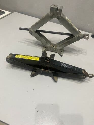 Два автомобильных винтовых домкрата (ромбические). Комплектация: - at lalafo.kg Два автомобильных винтовых домкрата (ромбические). Комплектация: -