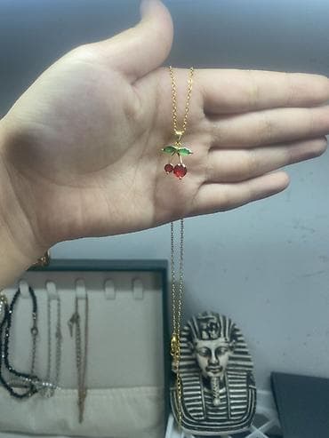 Подвеска-кисть на цепочке с мотивом вишен. - Цвет металла: золото at lalafo.kg Подвеска-кисть на цепочке с мотивом вишен. - Цвет металла: золото