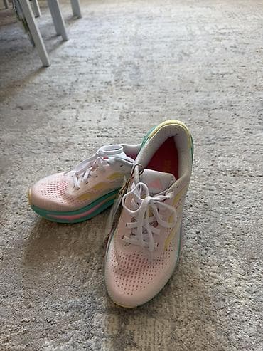 Кроссовки для бега Adidas (женская модель) - Цвет: пастельный розовый at lalafo.kg Кроссовки для бега Adidas (женская модель) - Цвет: пастельный розовый