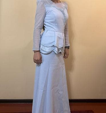 Длинное белое платье с декором - Силуэт: приталенный верх и at lalafo.kg Длинное белое платье с декором - Силуэт: приталенный верх и